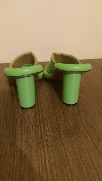 Шльопанці, мюлі жіночі.