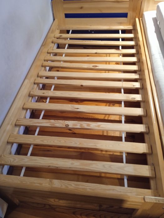 Łóżka drewniane z materacami