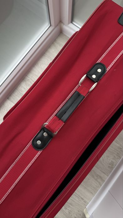 Большой чемодан на колесах