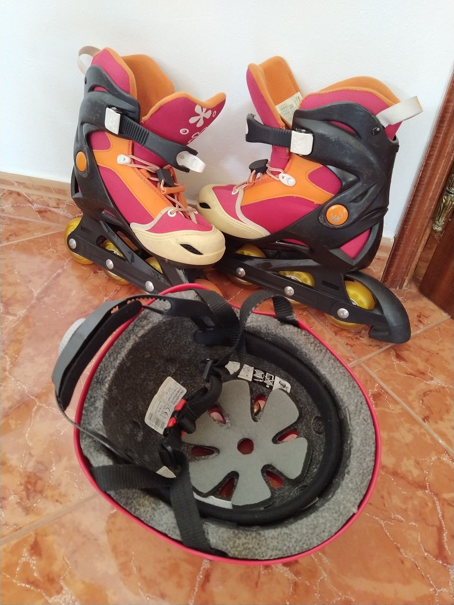 Patins em linha com capacete.