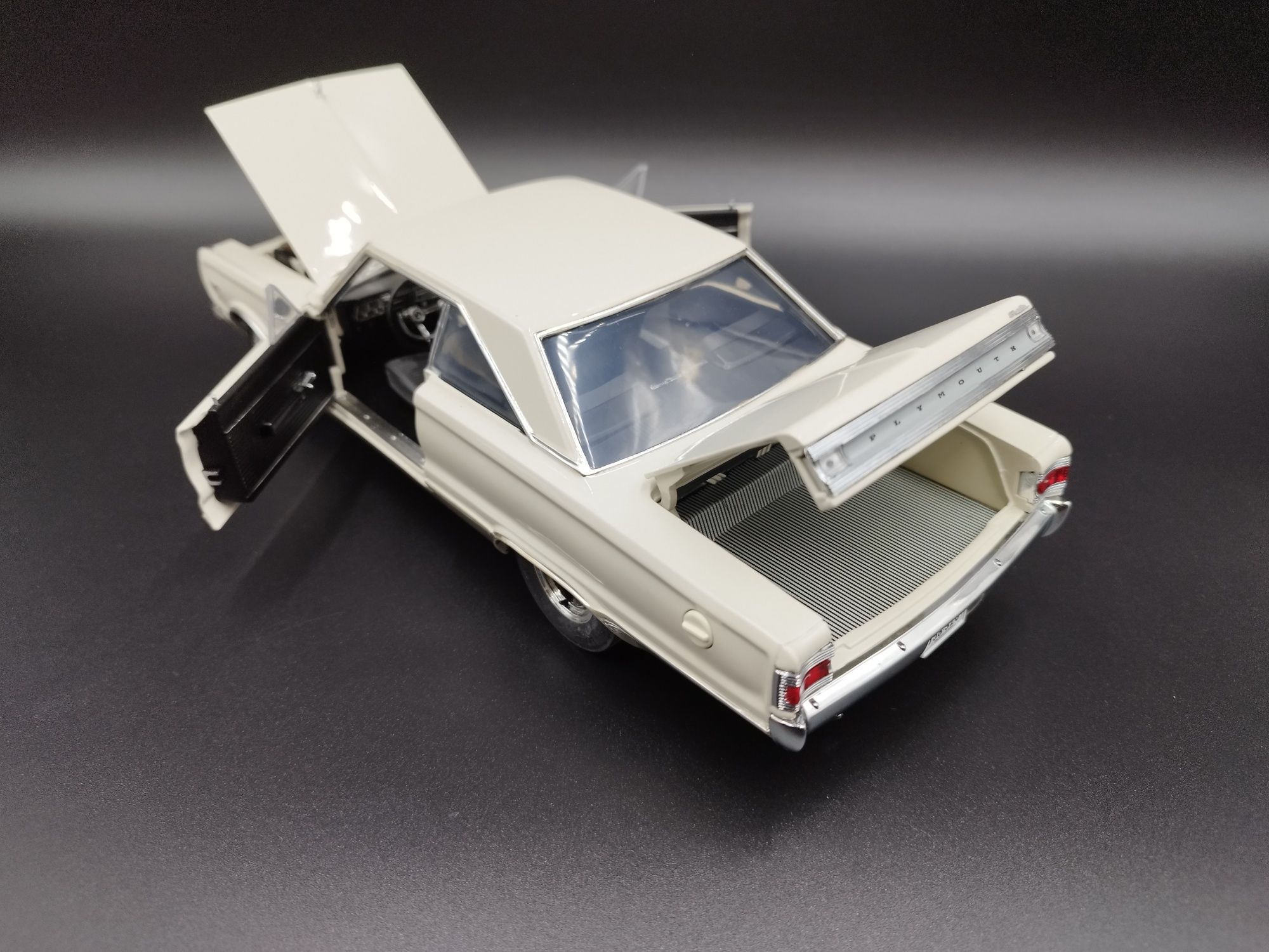 1:18 Highway 61 Plymouth Satellite 1967 model