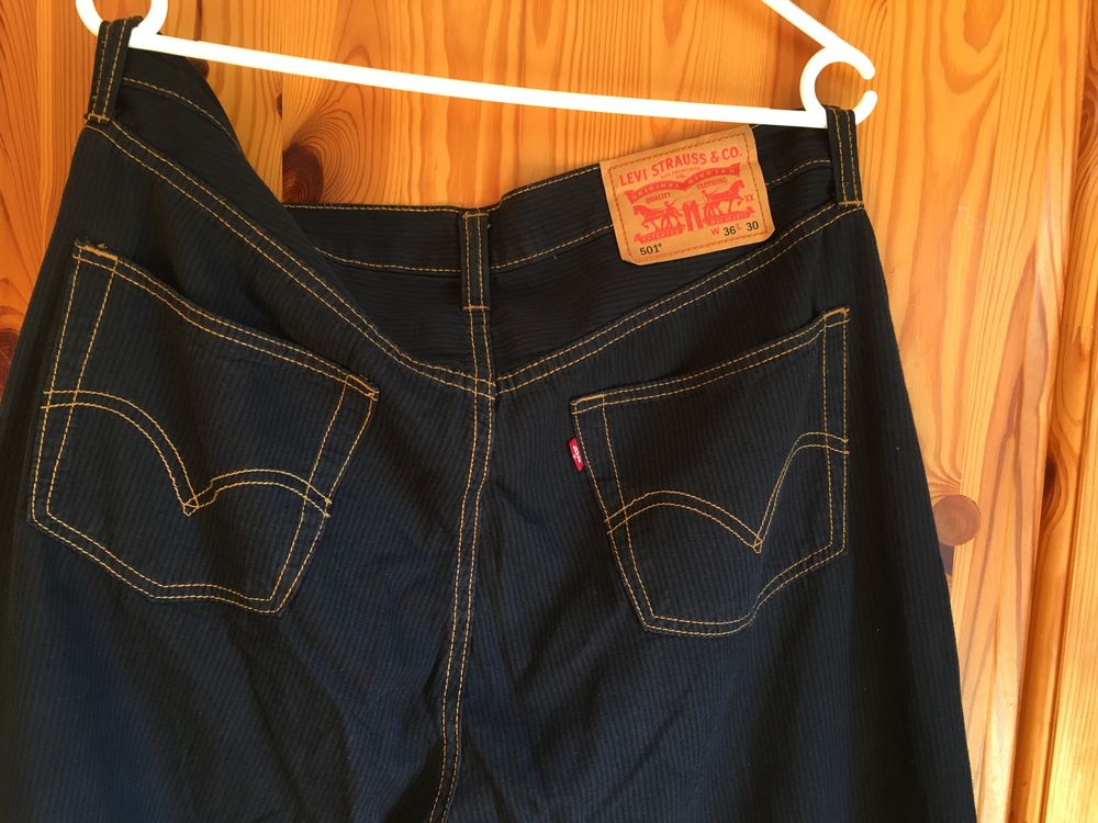 Sprzedam spodnie firmy Levis model 501 W36 L30 w odcieniu granatowym.