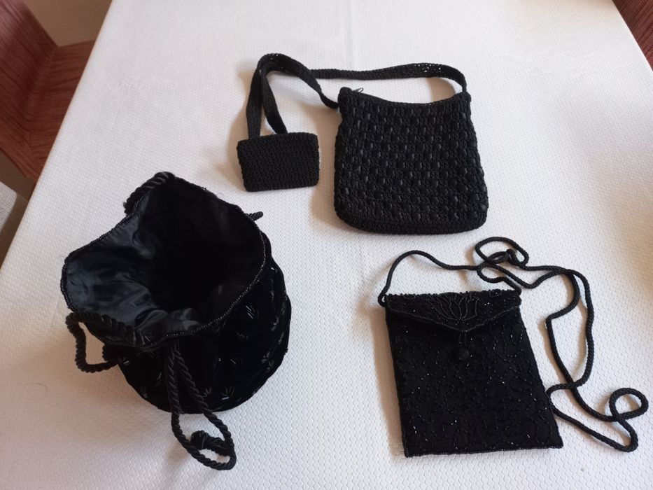 Três bolsas pequenas pretas