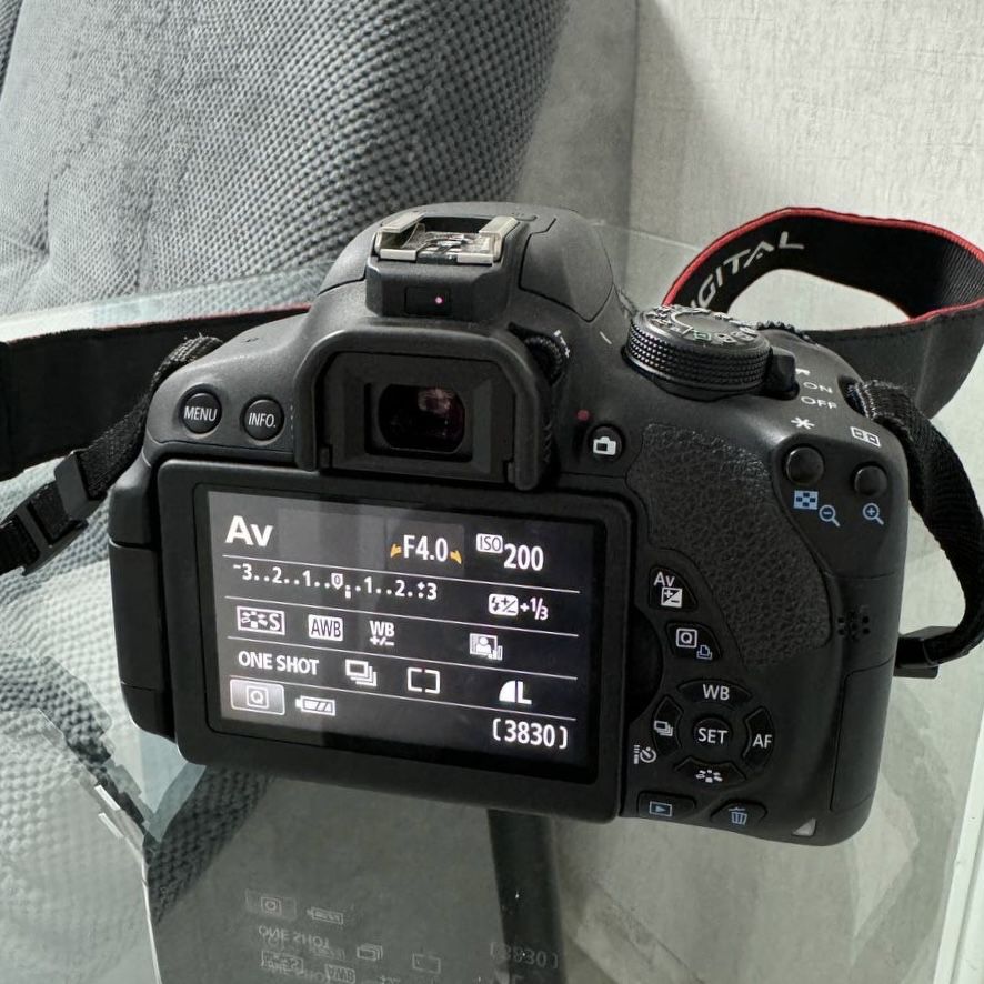 Продам Canon 700D