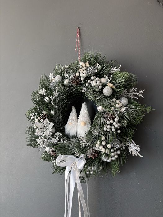 Świąteczny wieniec bożonarodzeniowy na drzwi z krasnalami, wianek