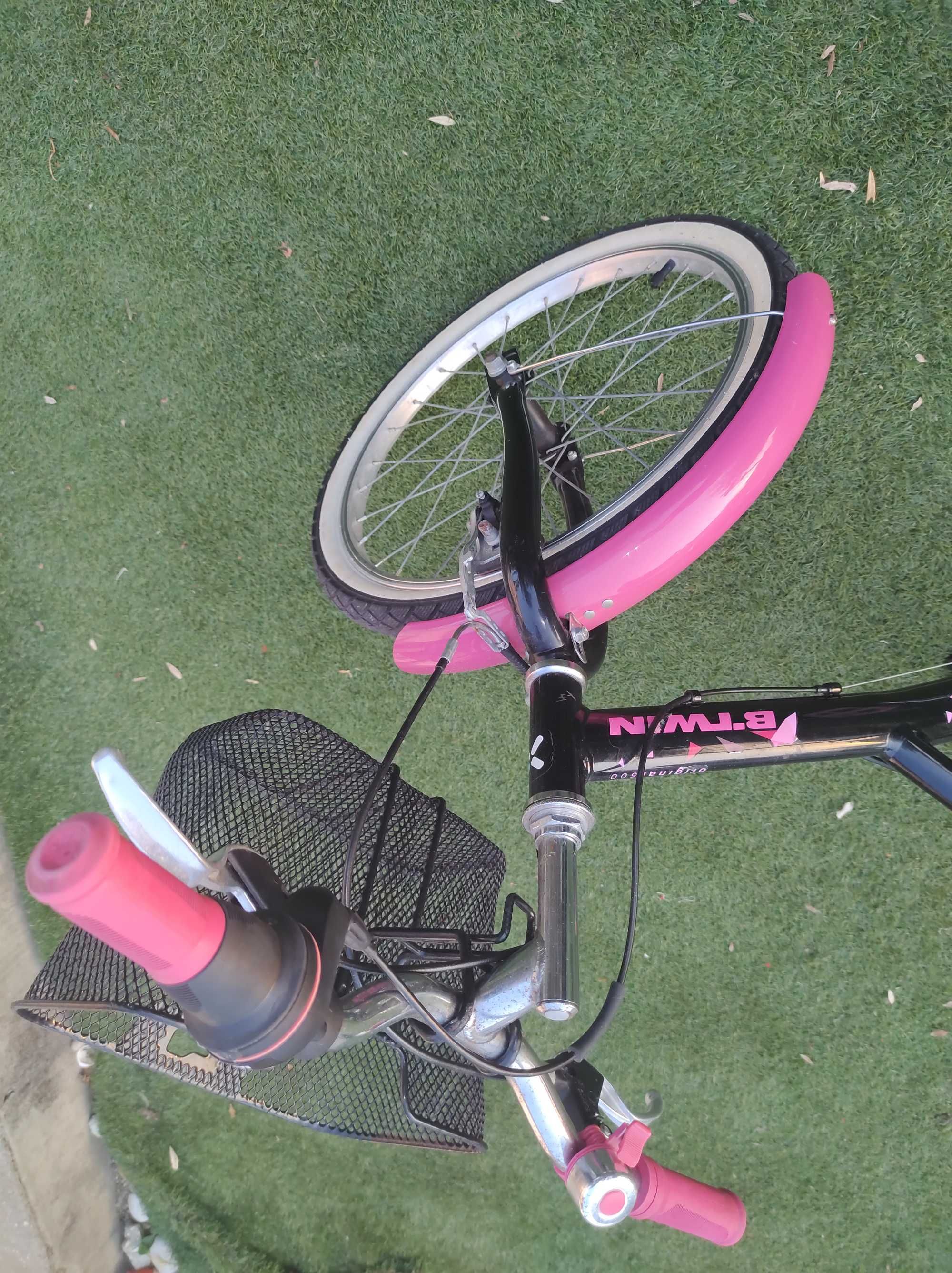 Venda bicicleta menina cor de rosa e preta, com mudanças .