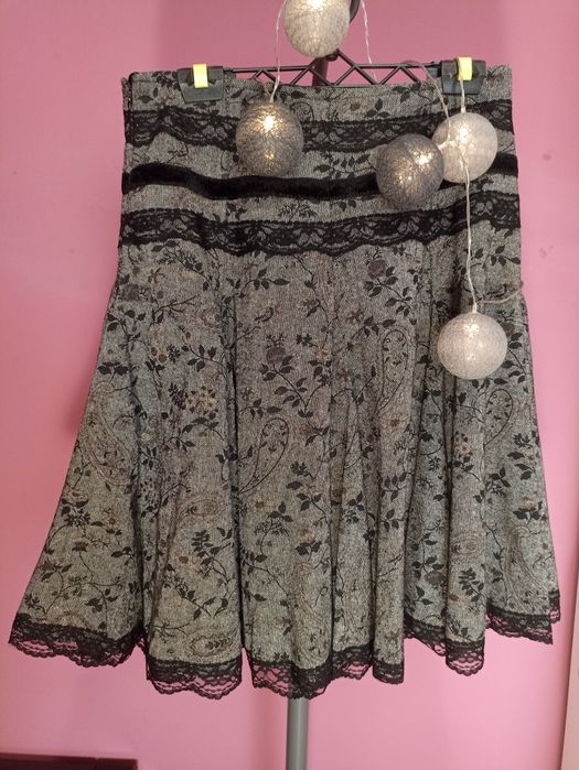 Spódniczka spódnica M S szara w wzory kwiaty liście z czarną koronką