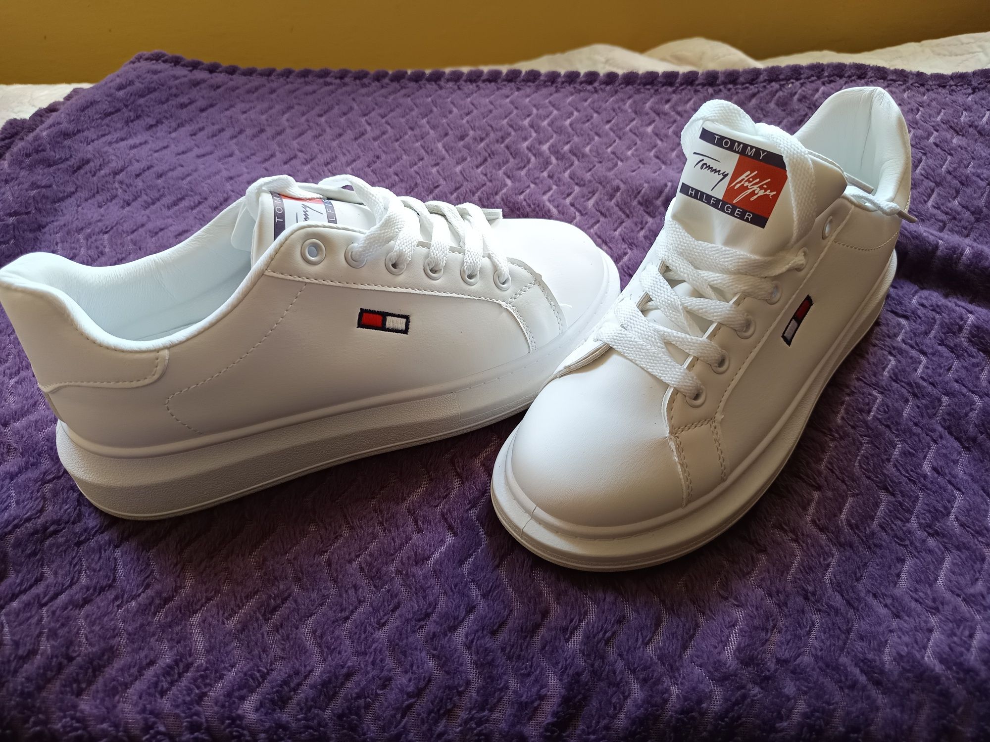 Buty 41 z logo firmy Tommy Hilfiger
