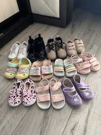 Дитяче взуття кросівки босоніжки сандалі