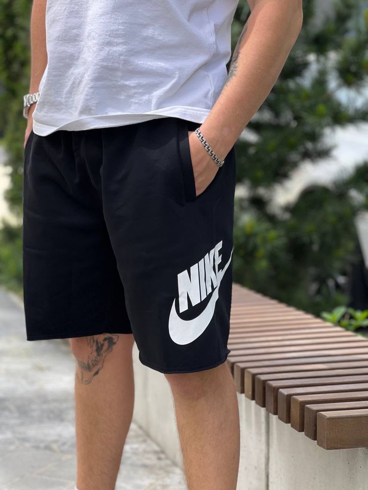 Чоловічі шорти nike alumni club,nike big swoosh tech pack
