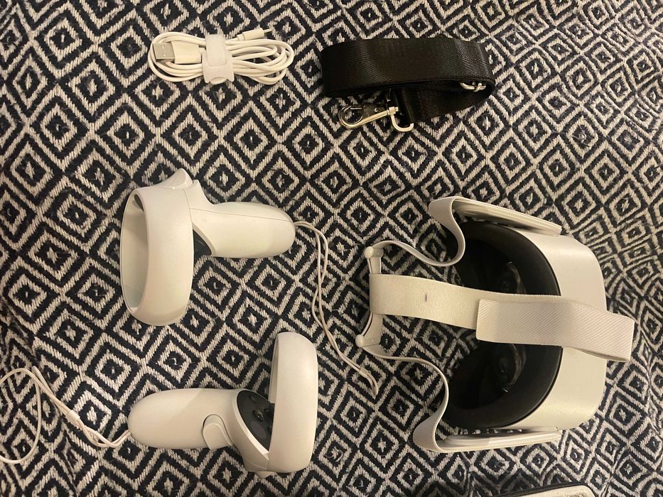 Oculus Quest 2 - 64 GB including a AMVR Carrying Case