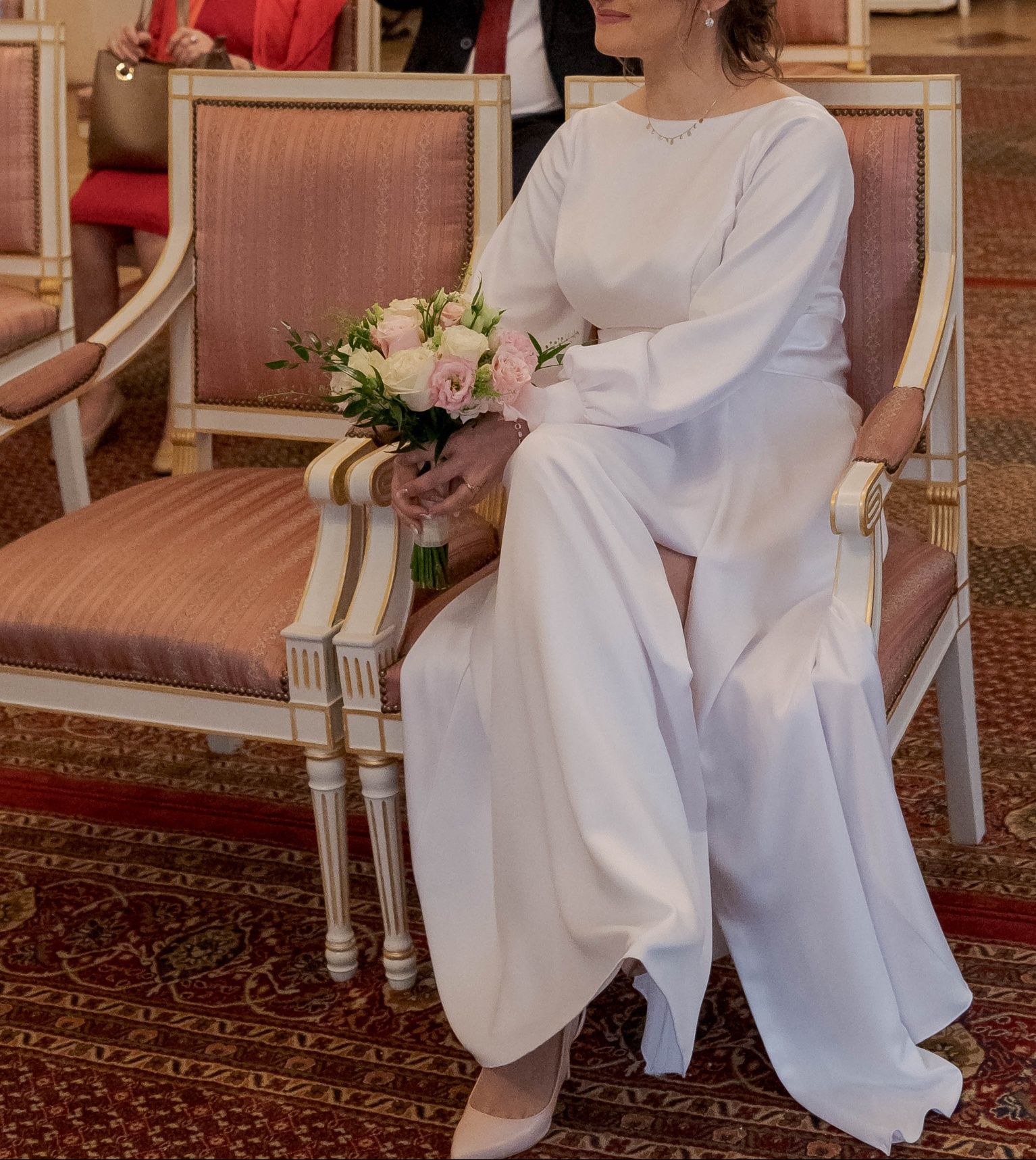 Klasyczna elegancka suknia ślubna szyta na miarę z rozporkiem 38/40