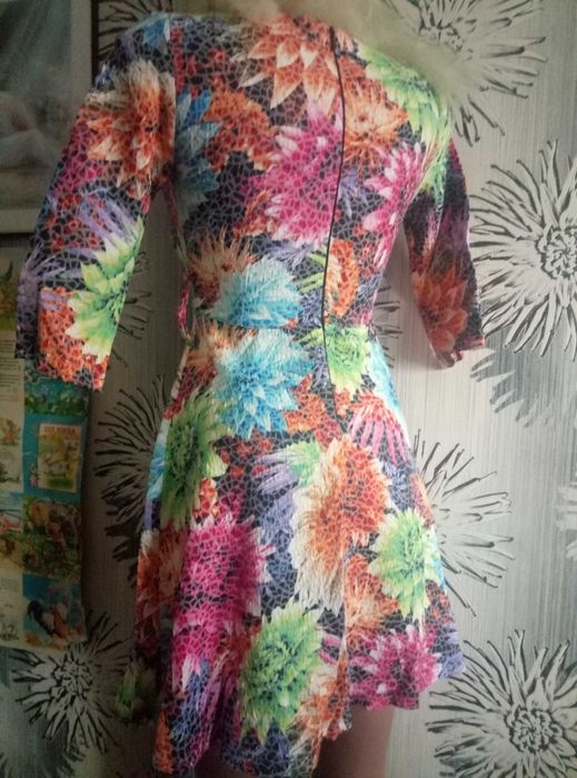 модное яркое платье