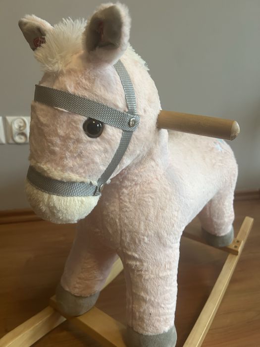 Pluszowy konik na biegunach z dzwiękiem