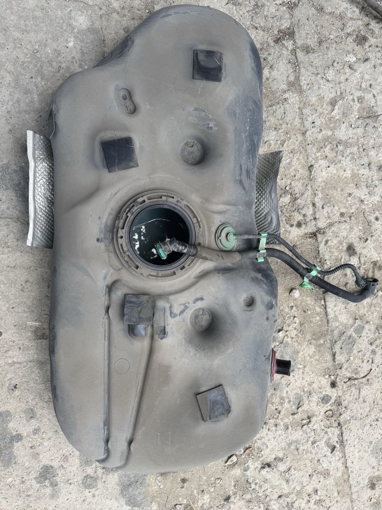 Паливний бак Toyota Prius V 12-17