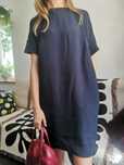 COS granatowa sukienka oversize