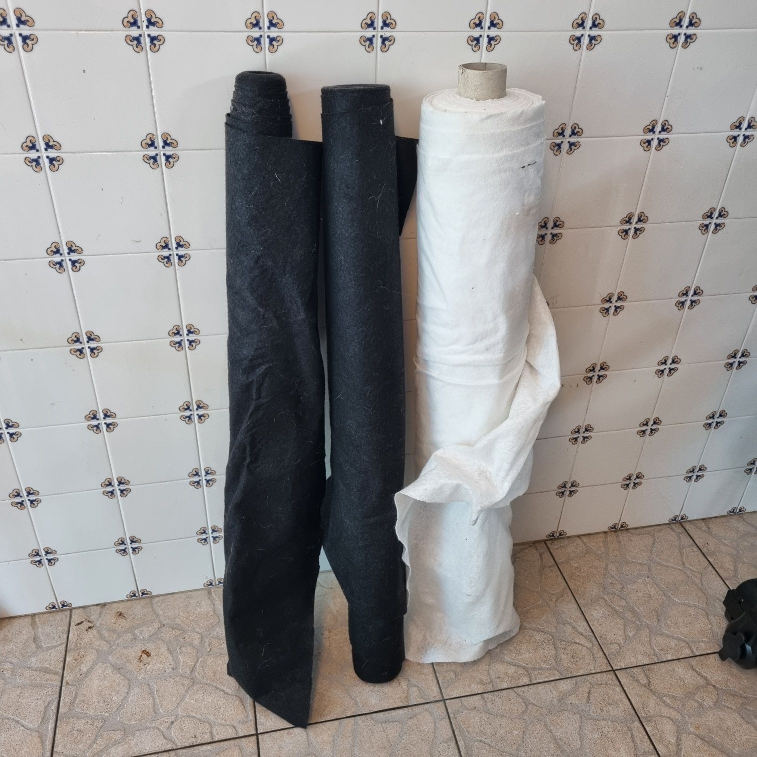 Rolos de tecido feltro preto e branco
