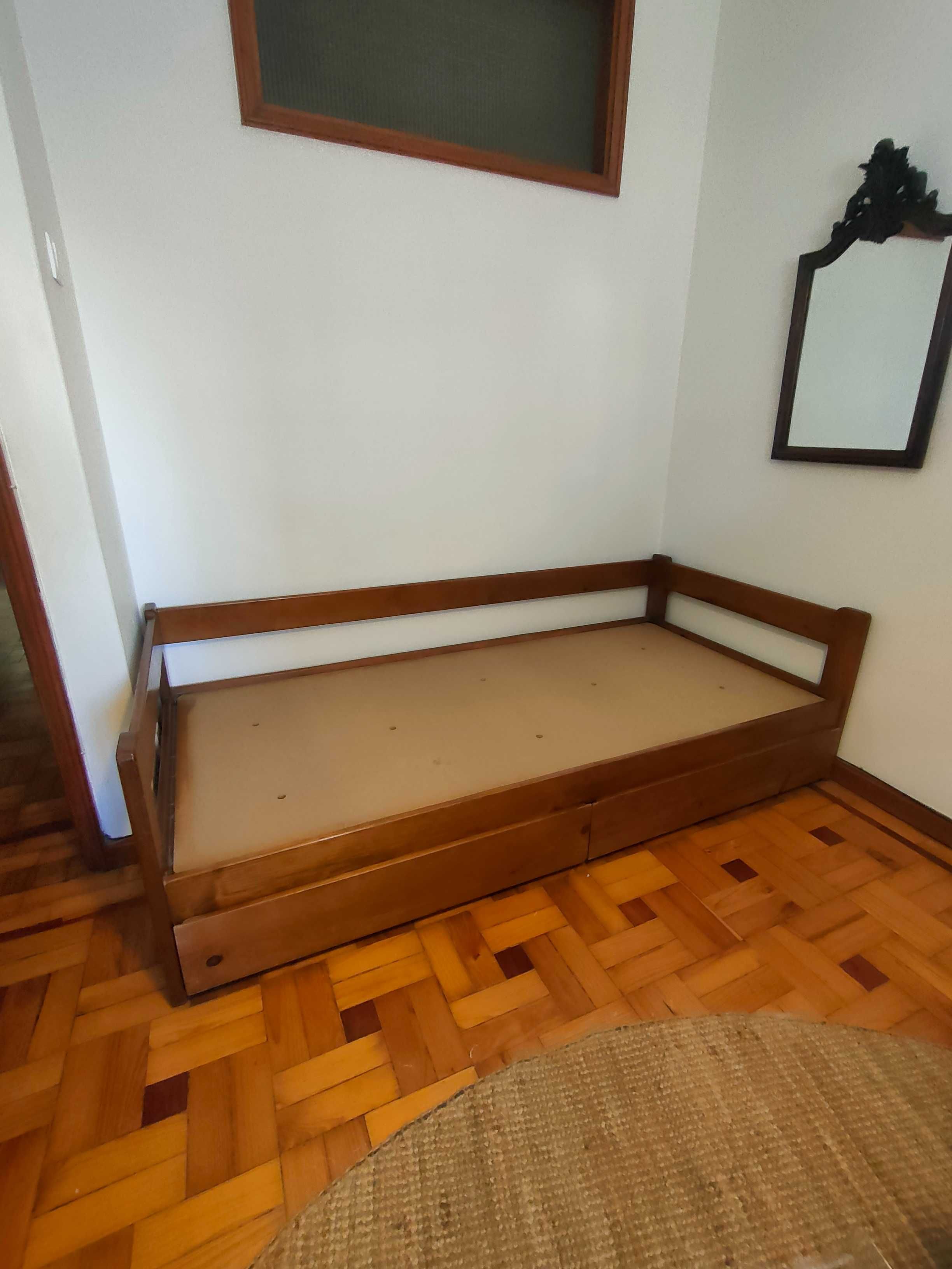 Impecável cama com arrumos