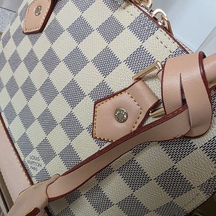 Torebka Louis Vuitton beżowa na pasku  czerwony środek