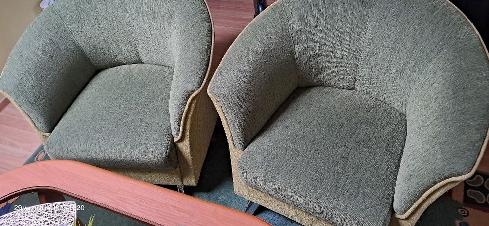 Rozkładana duża kanapa i dwa fotele