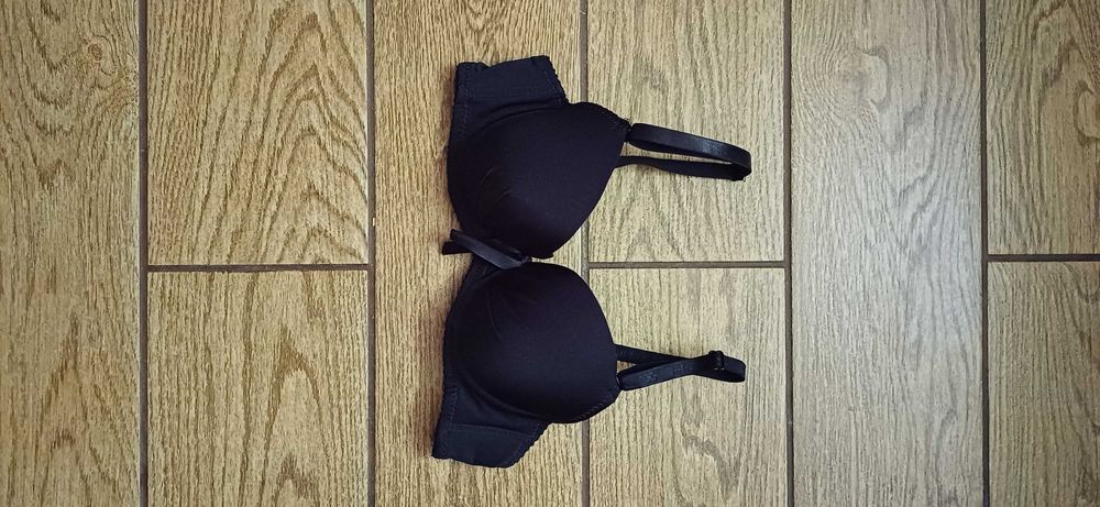 Czarny biustonosz Han w r. 36/80A