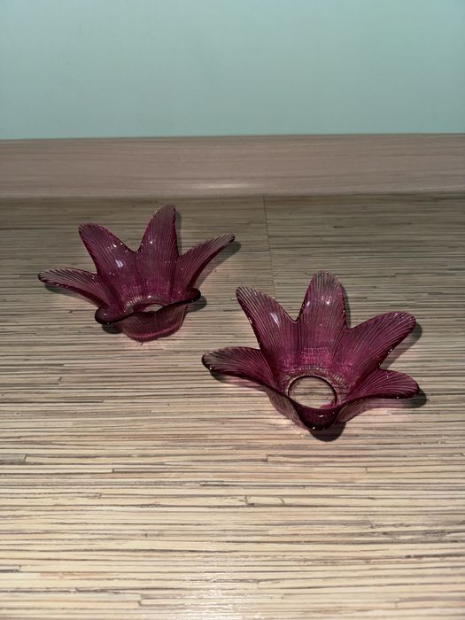 Zestaw 2 różowych świeczników w kształcie kwiata