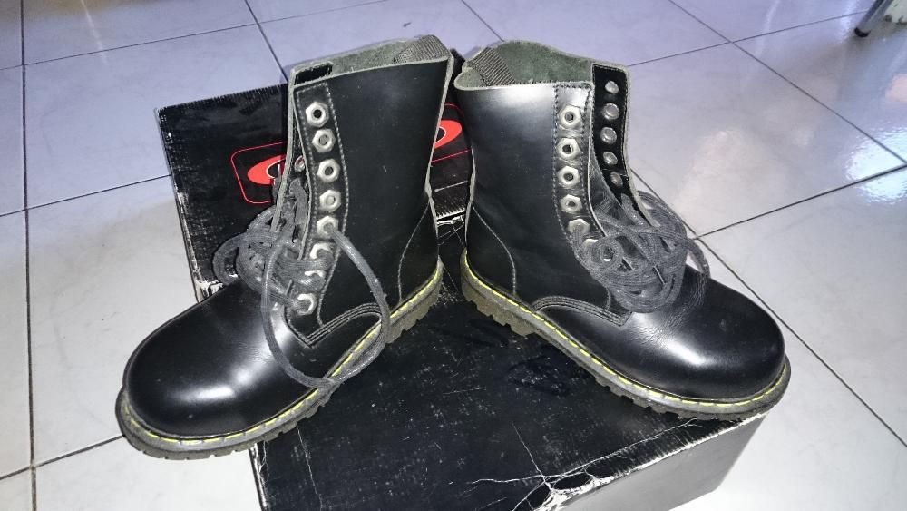 Botas Biqueira Aço Novas Nunca Usadas Novas Numero 34 Tipo DR. MARTENS