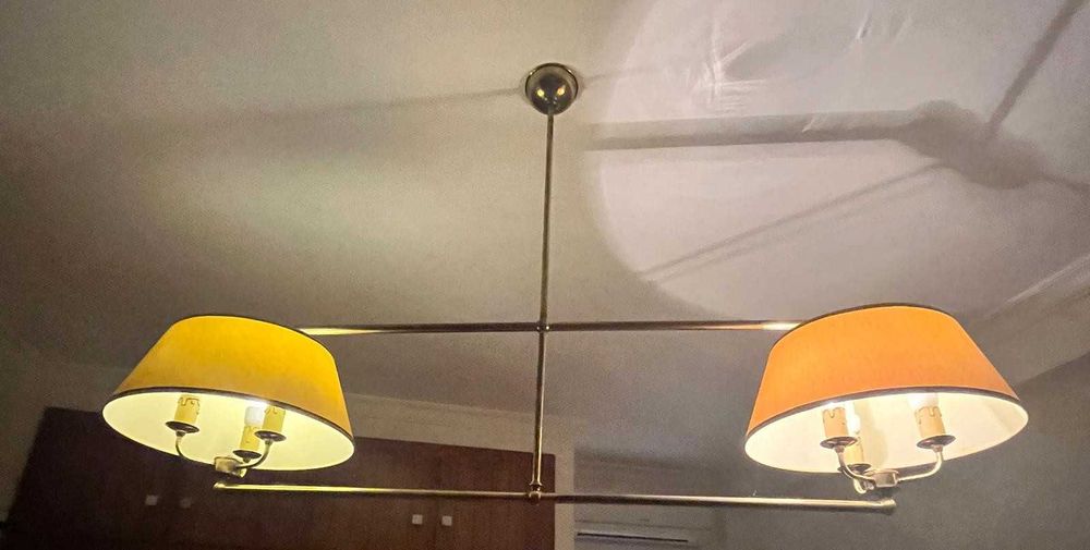 Candeeiro de teto dourado com abajures amarelos