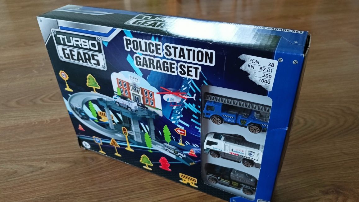 Zestaw samochodzików  z garażem policyjnym Pepco