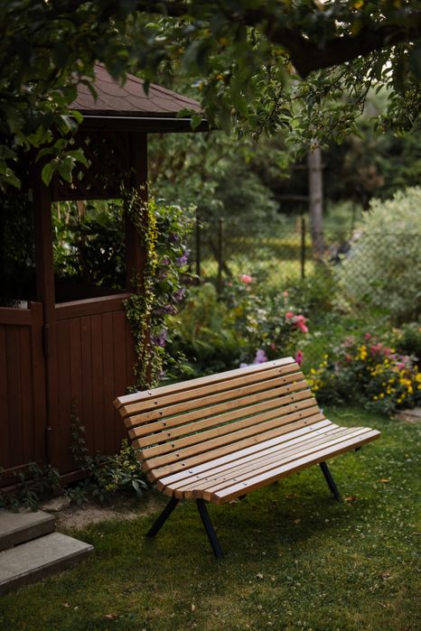 Ławka ogrodowa, parkowa, RÓŻNE KOLORY rama metalowa, sosna Skandynaws