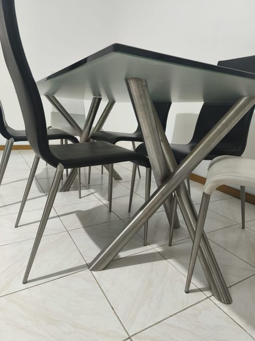 Mesa de jantar e cadeiras