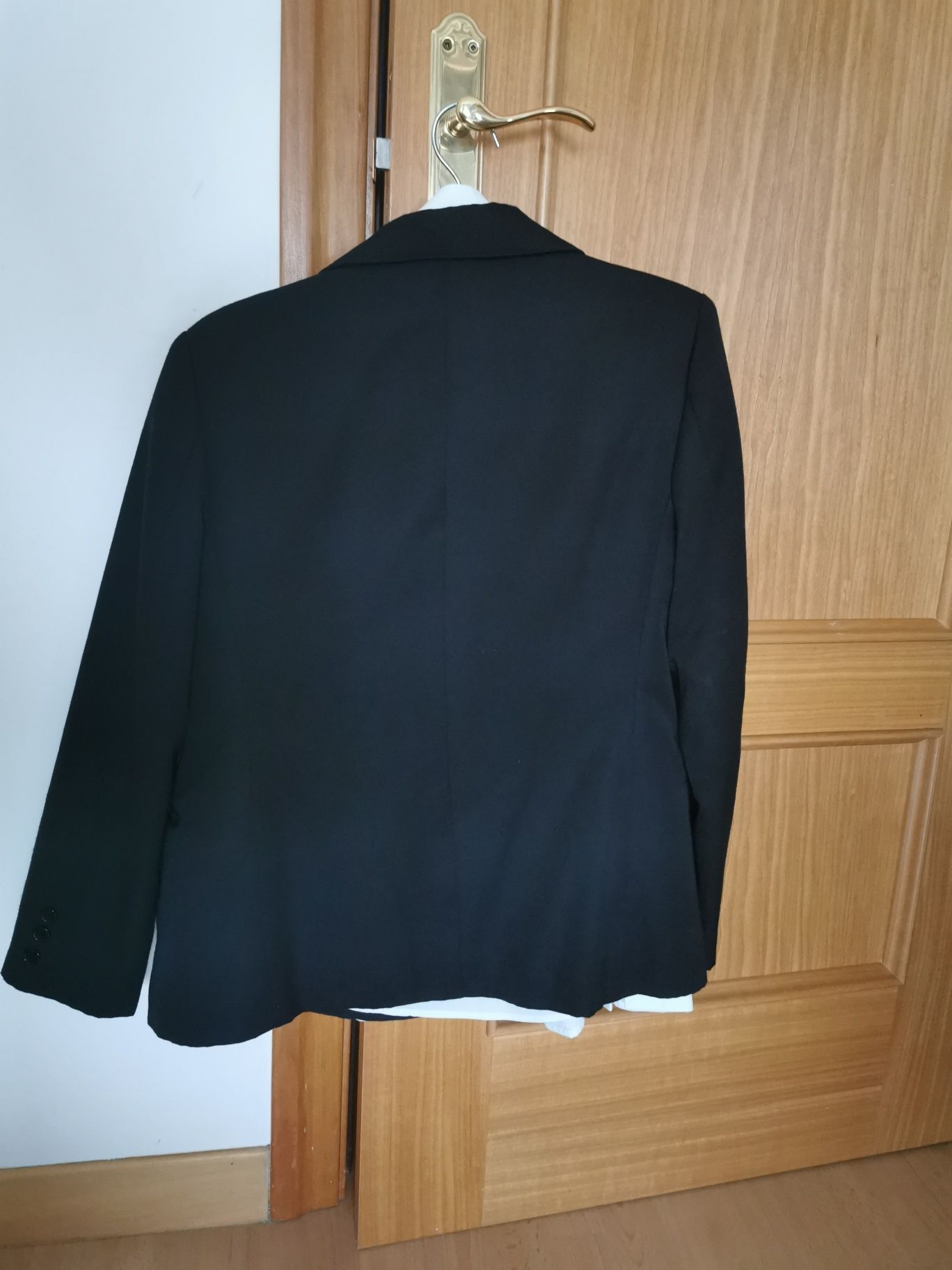 Vende-se fato académico, completo(Blazer, saia, camisa e gravata)