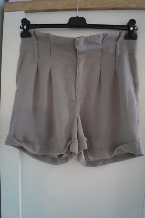 krótkie spodnie z lejącego materiału