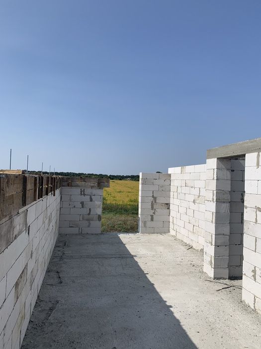 Бригада будівельників виконує будівельні роботи приватних будинків