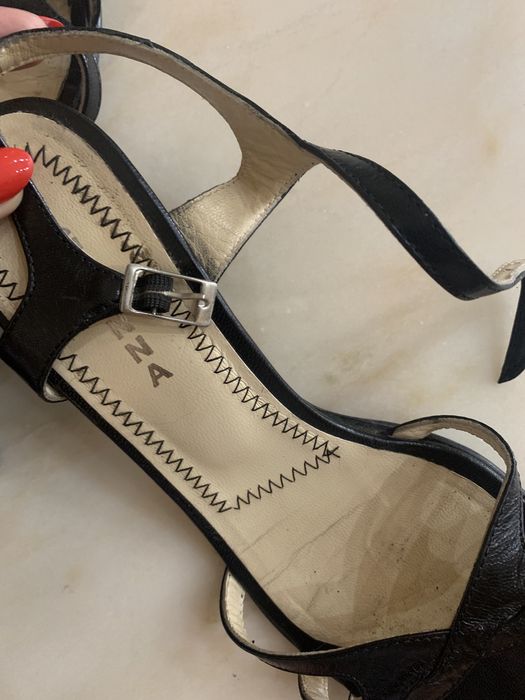 Sandálias “Gianna” tam. 38 pretas abertas, salto baixo