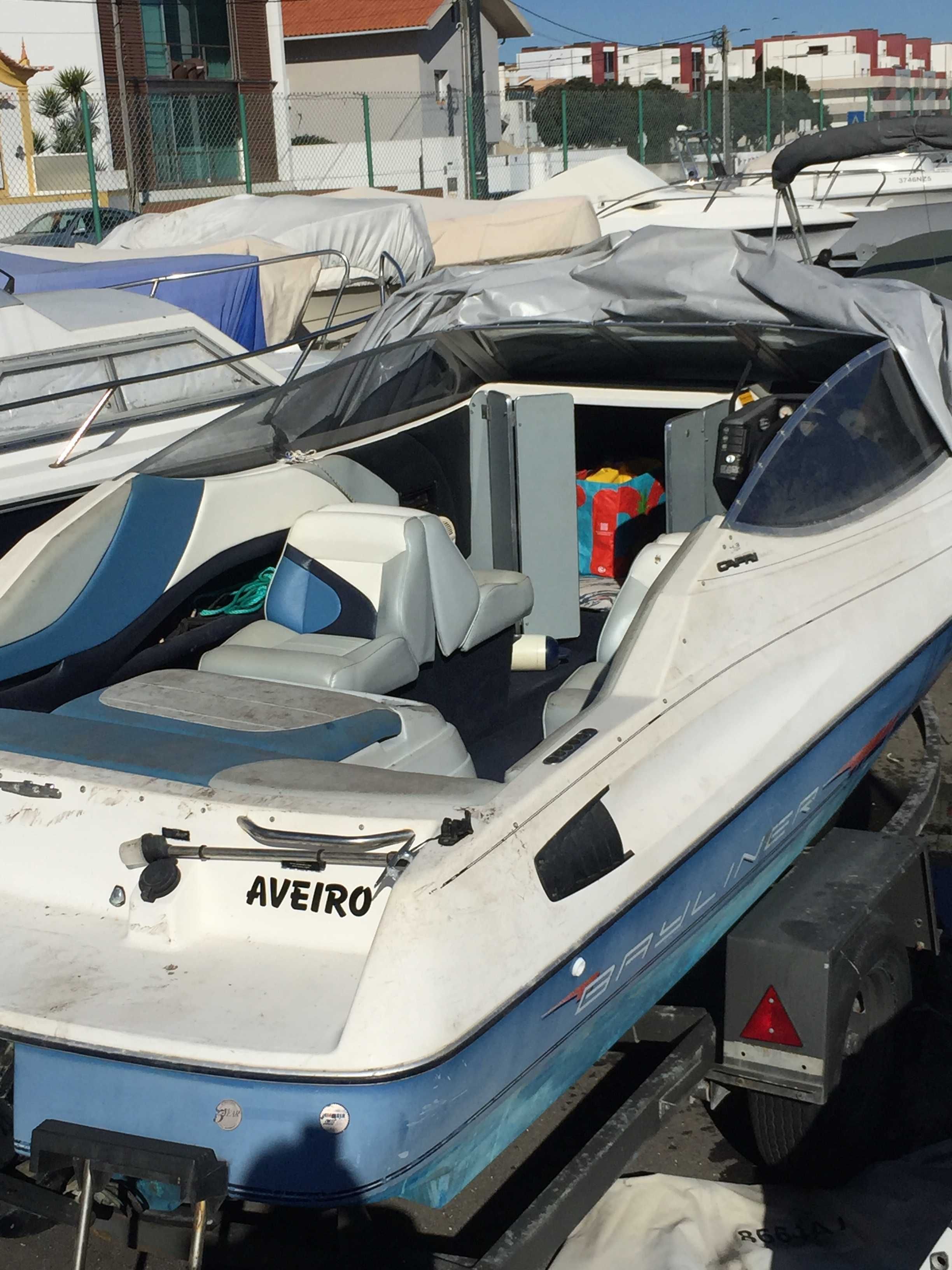 Bayliner Capri 2052 com atrelado