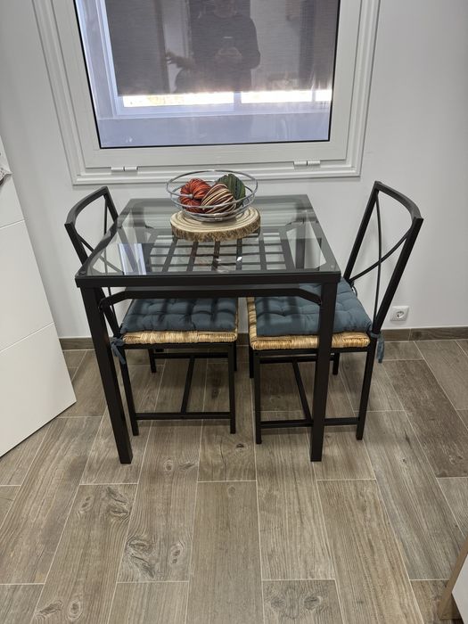 Mesa com 2 cadeiras (vidro e ferro preto)