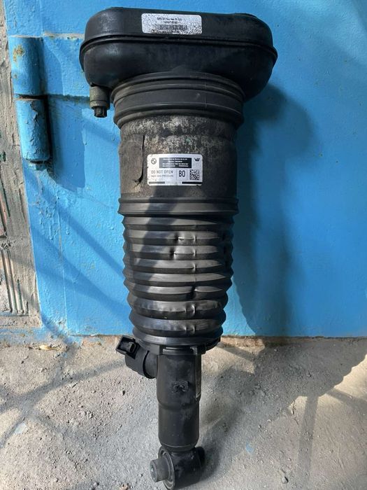 Пневмоамортизатор передній і задній на BMW X7.  Права сторона.