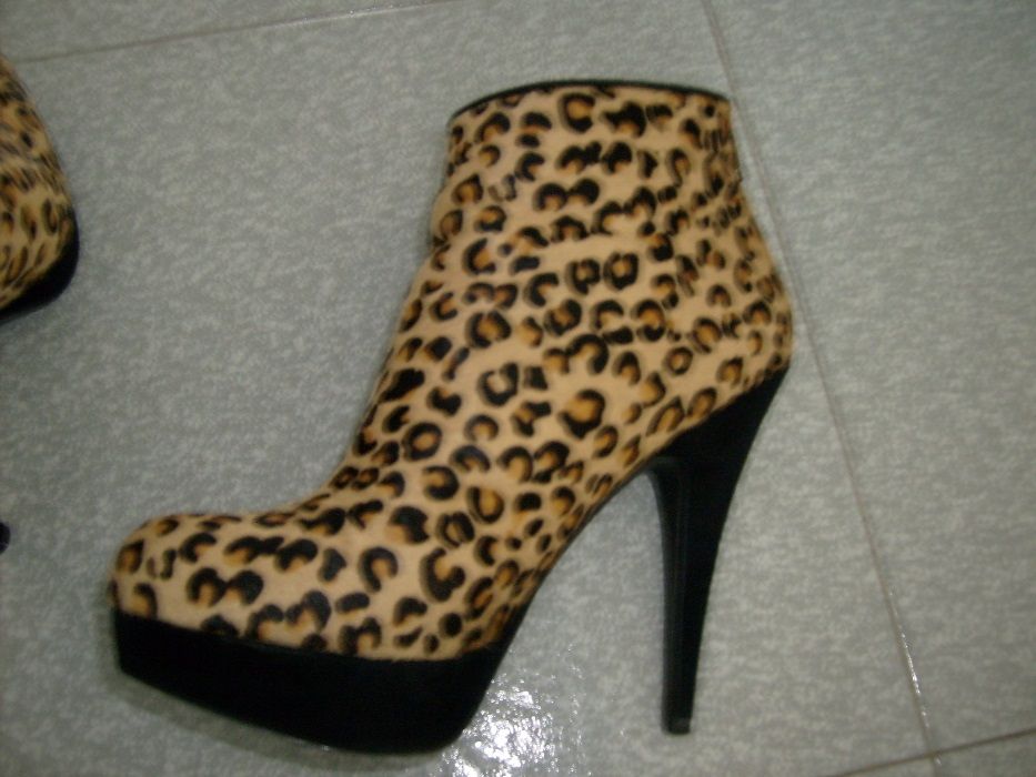 Botas novas em camurça N.37