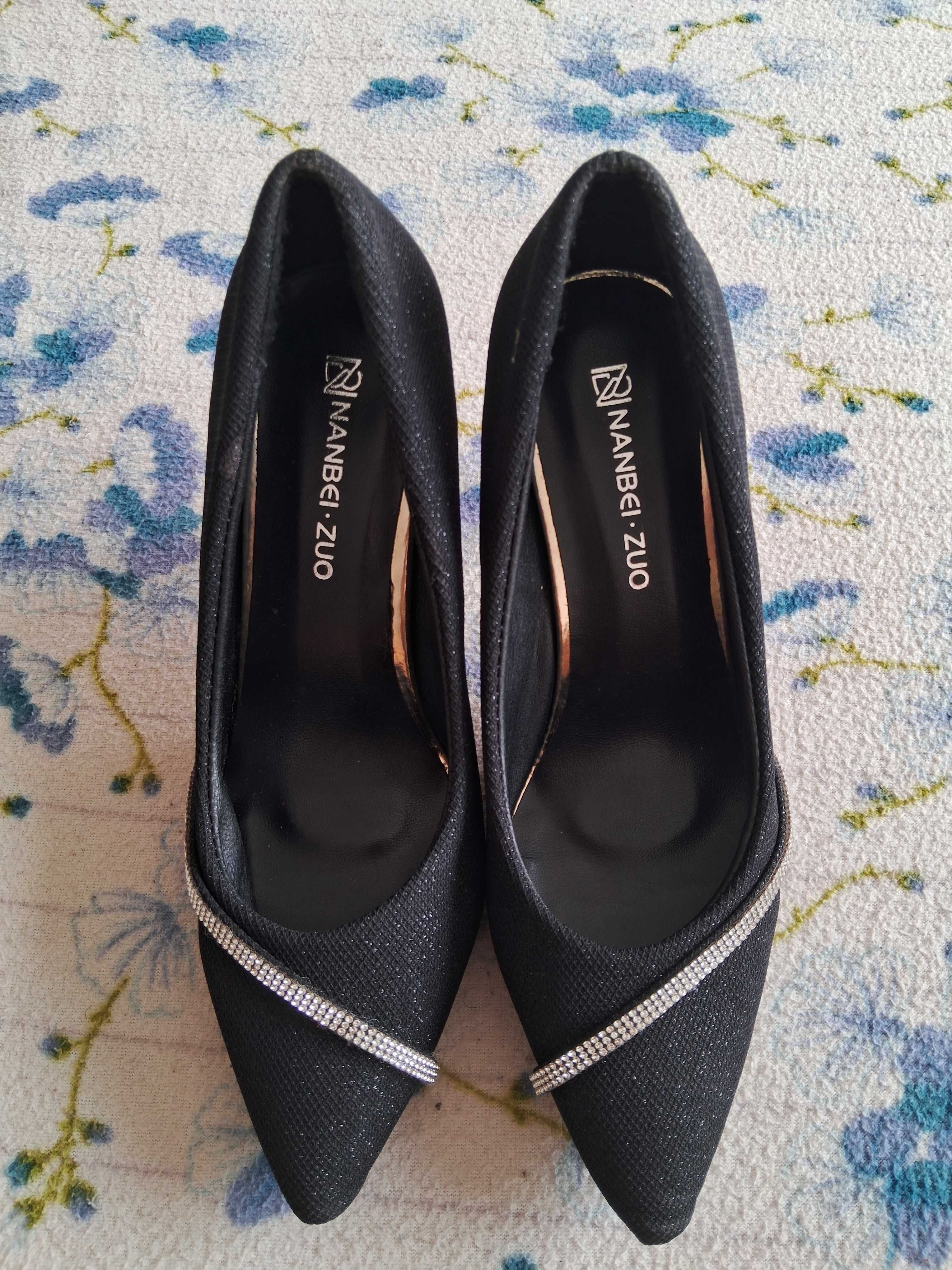 Vende-se sapato de salto fino