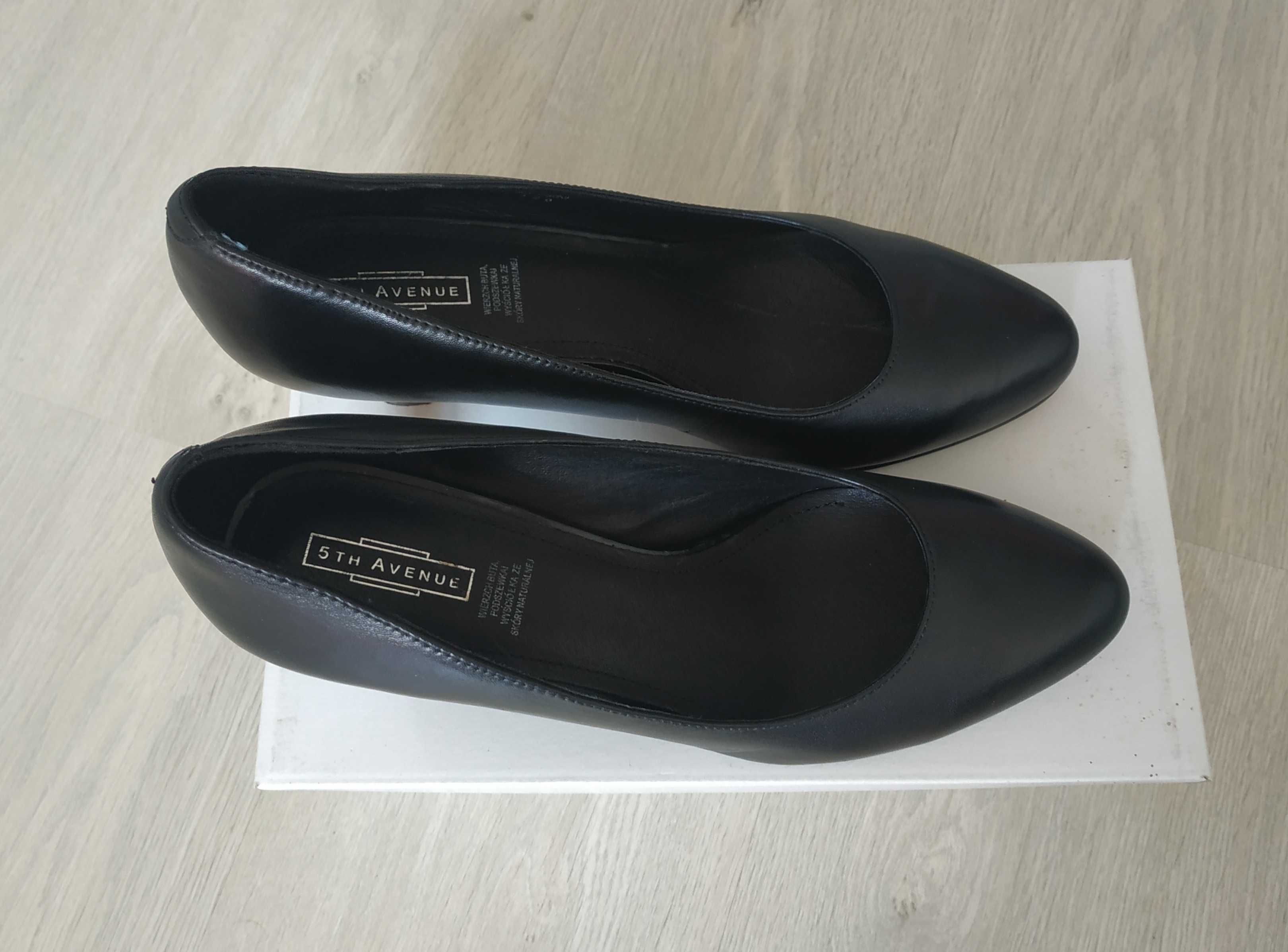 Czarne eleganckie czółenka ze skóry na obcasie 5th Avenue, r. 41