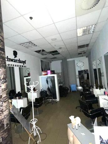 Centrum Lokal fryzjer kosmetyczny gabinet masażu parter witryna ulicy