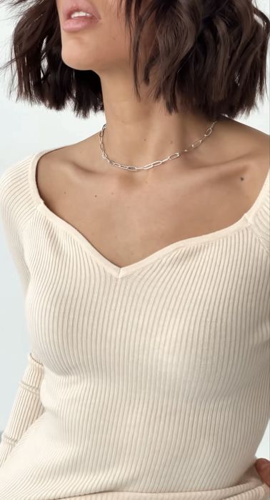 кофтинка в рубчик облягаюча молочна з вирізом в декольте