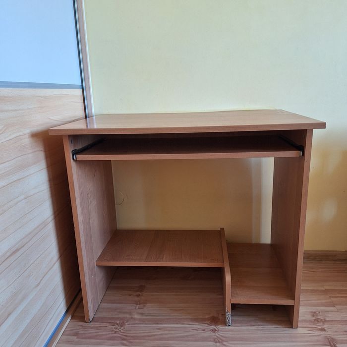 Biurko pod komputer laptopa