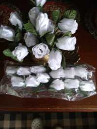 Białe różyczki z satyny