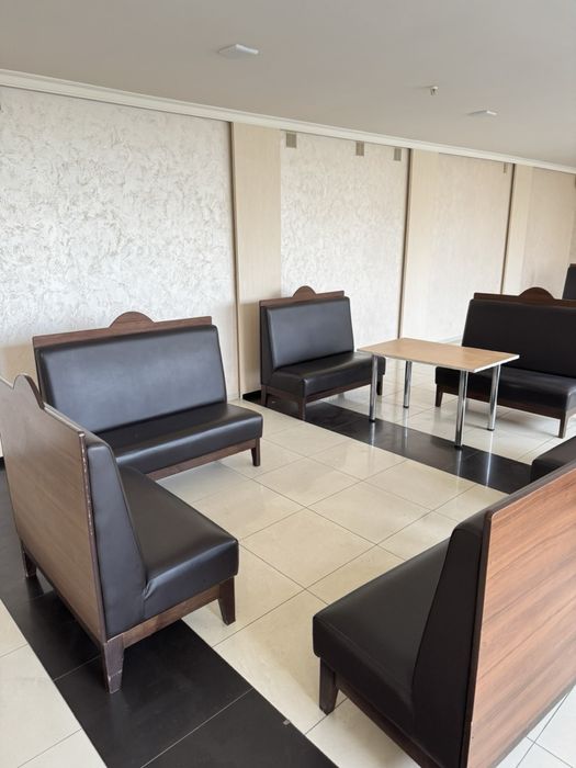 Столи та диванчики у кафе/ресторан