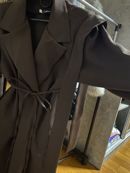 Шоколадний піджак трендовий з акцентними плечами