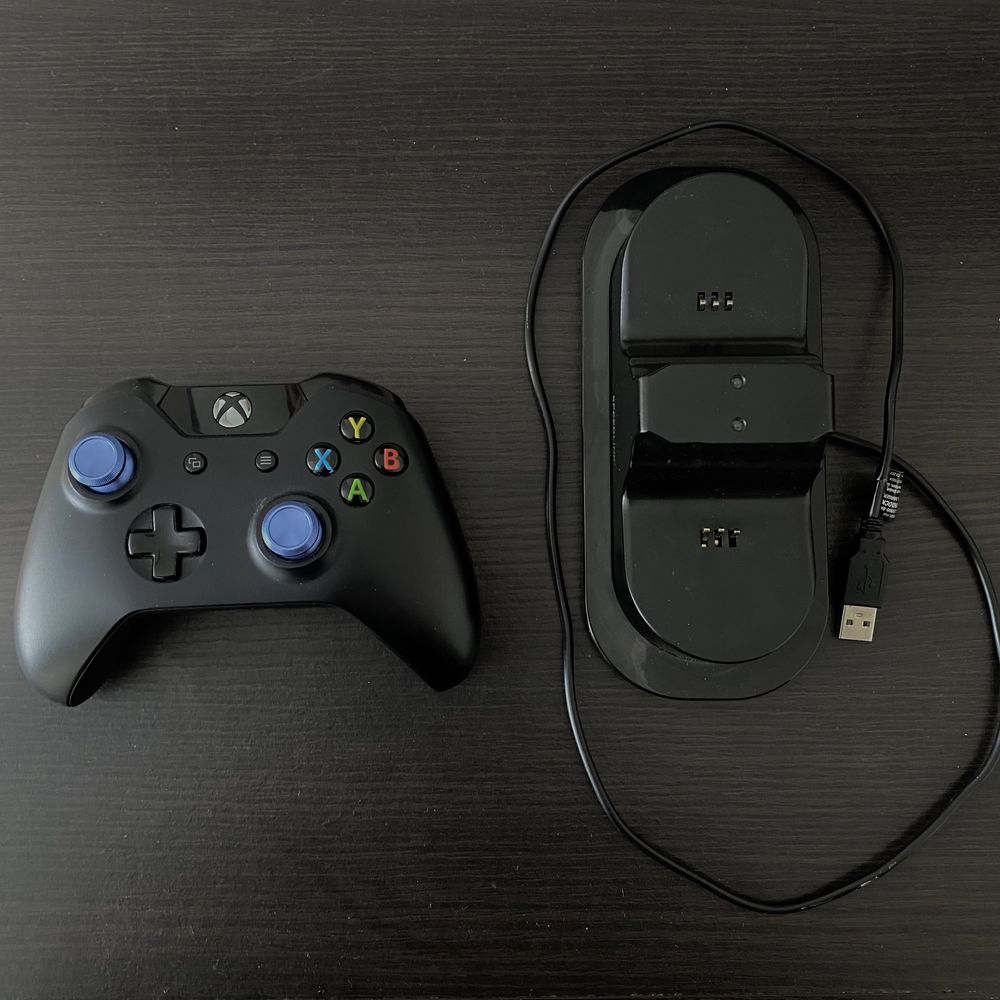 Xbox Series S 512 + 2 джойстики + 2ТБ памʼяті + зарядна станція!