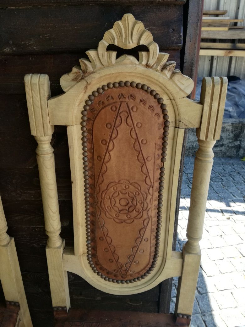 Cadeiras em madeira e couro antigas