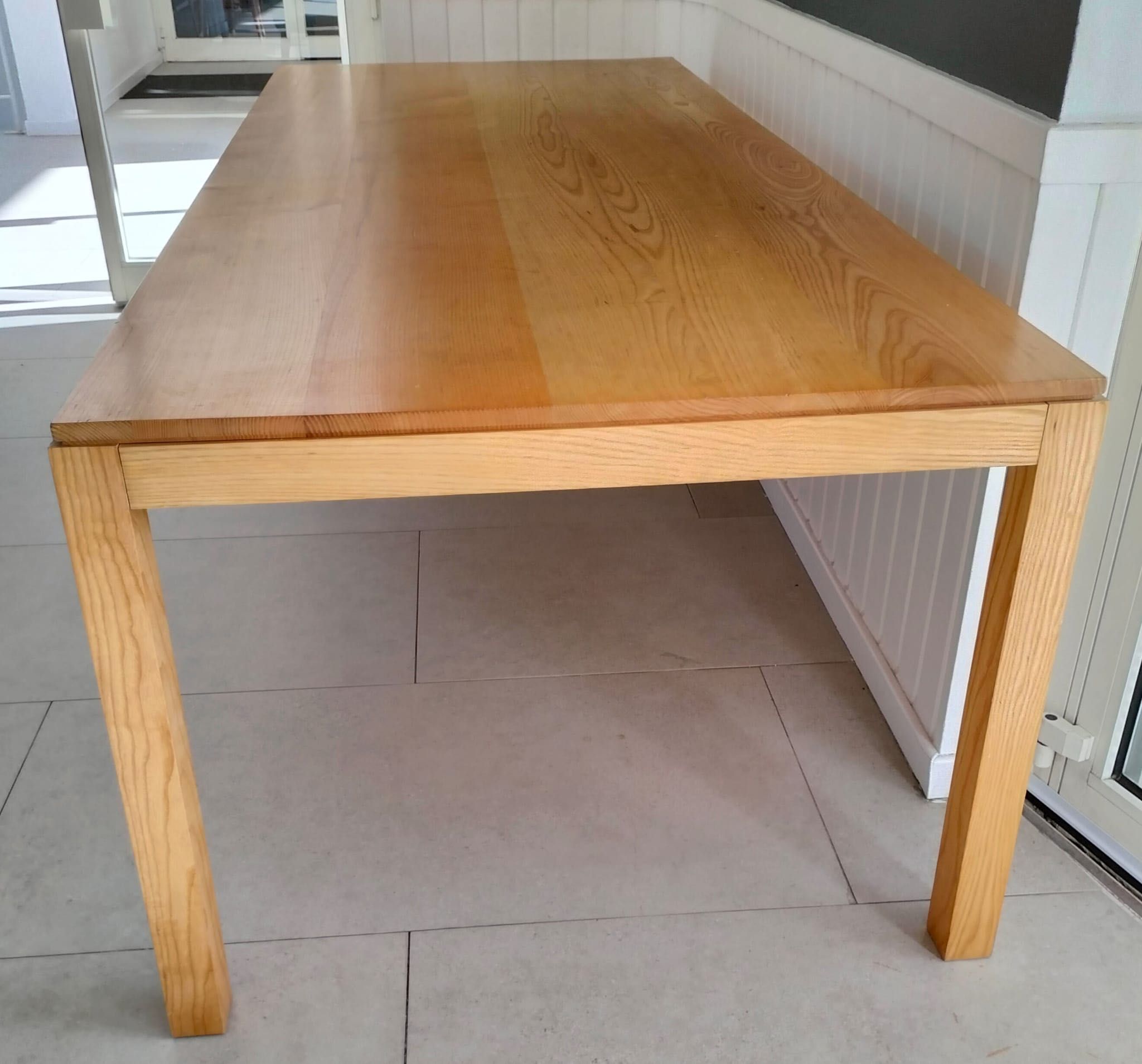 Mesa em Madeira Maciça com 6 Cadeiras – 2,40 m – Excelente Estado